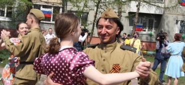 “РиоРита” во дворе пятиэтажки: омские актёры дали выездной концерт для ветеранов (ФОТОРЕПОРТАЖ)