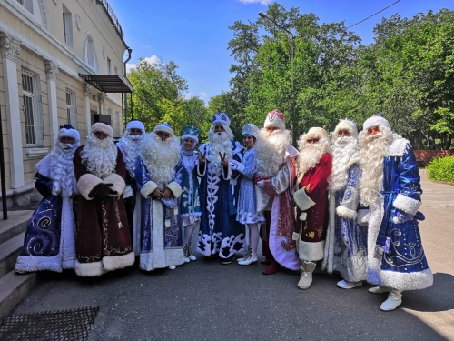 Дедов Морозов много не бывает....