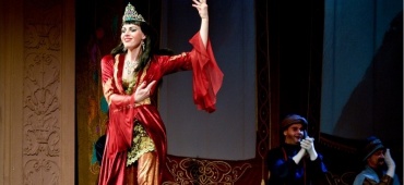 Пресс Минотавра и кандибобер Красной Королевы: 10 самых необычных костюмов, которые мы нашли в омских театрах